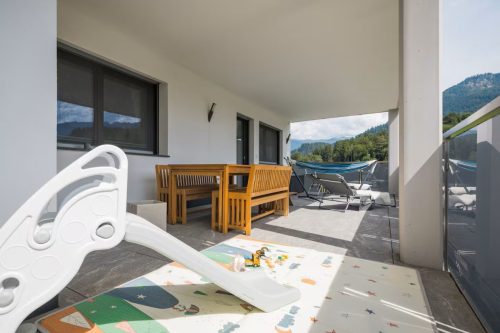 011a Terrasse-mit-Spielplatz
